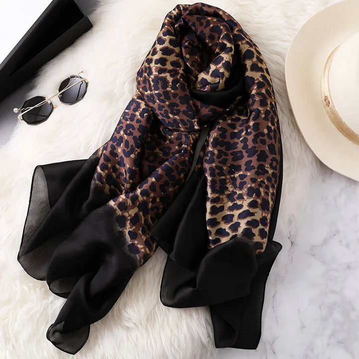Sofia Amoretti Thin Scarf with Leopard Pattern