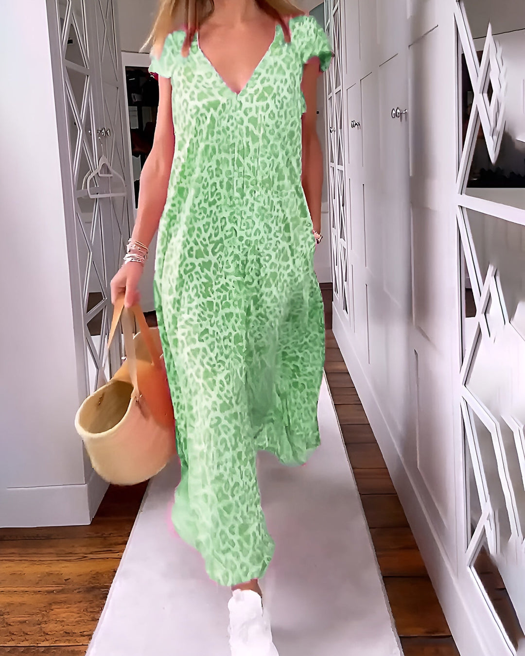 Véronique | Long V-neck Dress in Short Sleeve Leopard Print